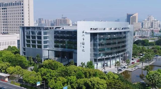 青山湖24小时图书馆，江西首个户外“24小时自助城市书房”在南昌建成