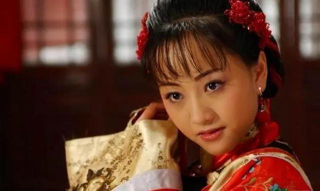 38岁杨蓉终于高调一回，穿红T配红纱裙娇艳妩媚