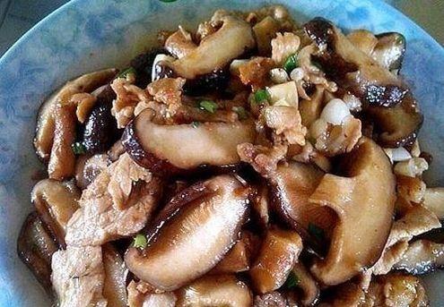 炒香菇需要焯水吗，香菇炒之前需要焯水吗（香菇鲜香又入味）