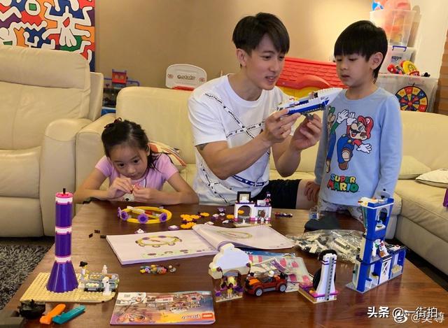 吴尊带女儿现身机场男神真的帅，指路被解读成怒指镜头