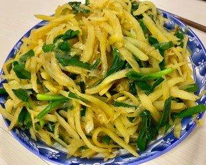 韭菜炒土豆丝的家常做法窍门，家常素菜菜谱土豆丝炒韭菜
