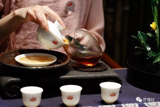 云南七子饼茶勐海珍品普洱茶，老化说茶——普洱茶为什么叫七子饼茶