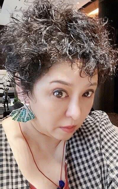 向太陳嵐放飛自我！曬自拍惡搞照，留爆炸卷發大眼睛像「外星人」 娛樂八卦吃瓜 第3张