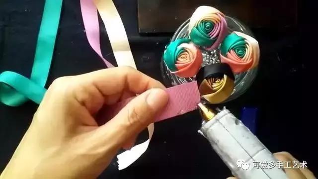 三色丝带玫瑰花朵做法大全，浪漫酷炫的三色丝带玫瑰