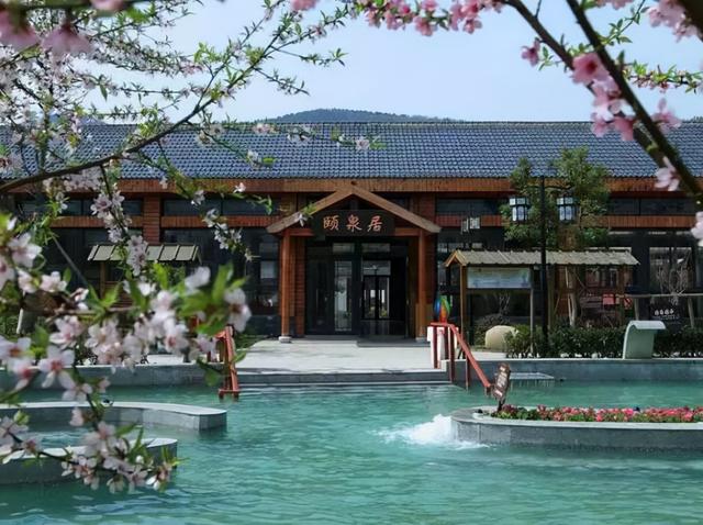 冬日泡温泉好惬意，安宁人冬天不可少的惬意