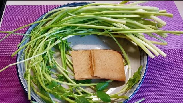 野水芹炒香干正宗做法，水芹干丝清香爽口