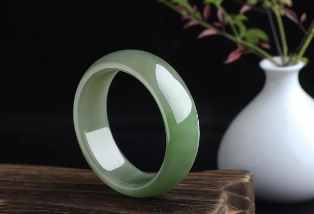 女人戴玉镯的禁忌，玉手镯佩戴有什么讲究和禁忌