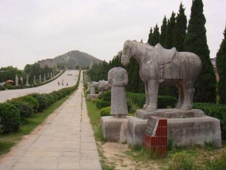 秦始皇陵地宫千年之谜，秦陵地宫内藏匿多少奇器珍宝