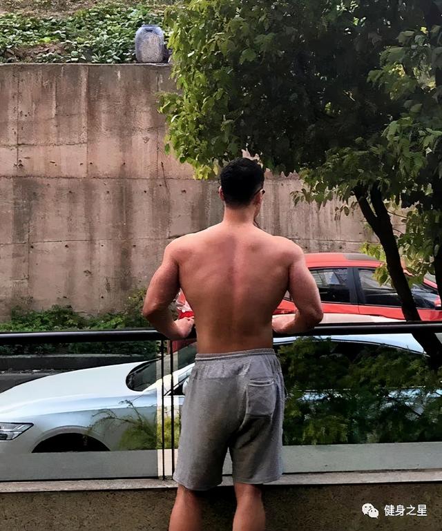 重慶「肌肉巨無霸」小哥，肌肉線條清晰，又酷又man，帥到飛起 健身減肥達人 第6张