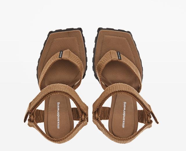 细跟的高跟鞋穿搭，今年的时髦高跟鞋都在这儿了