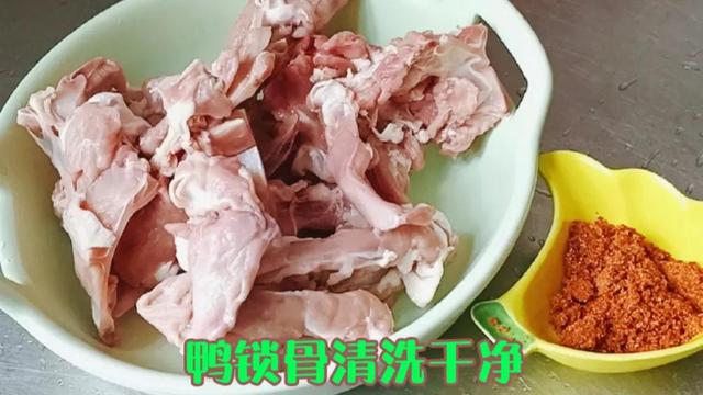 鸭锁骨怎么做好吃，鸭锁骨怎么弄才好吃又简单（鸭锁骨这样做才够味）