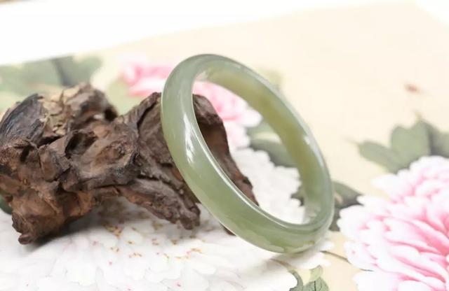 女人戴玉镯的禁忌，玉手镯佩戴有什么讲究和禁忌