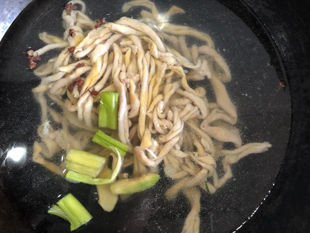 正宗麻辣鸭肠的做法大全，自己在家做麻辣鸭肠