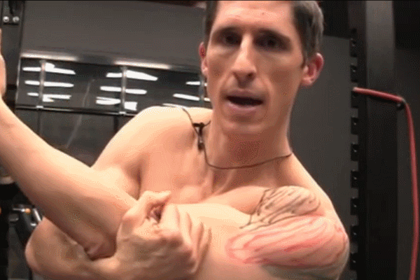 徒手如何练肩三角肌，五个动作高效练肩