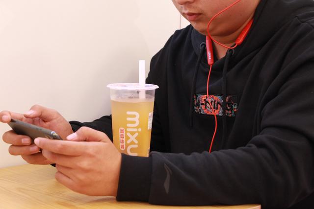 蓝牙耳机推荐漫步者w200，颈挂式运动耳机拒绝智商税