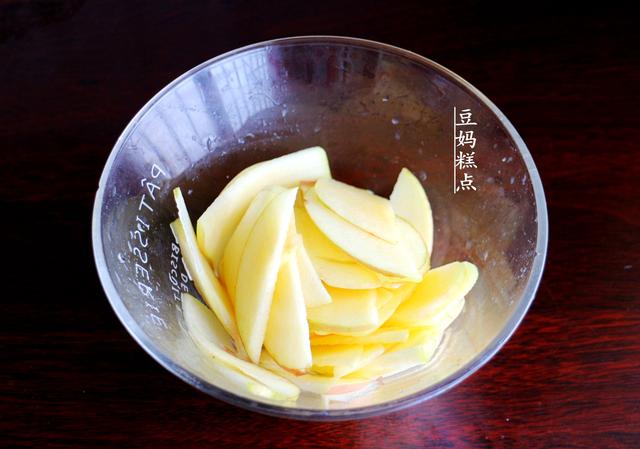 蒸或烤都可以，這蘋果蛋糕，不用打發，拌好麵糊就能做 熱愛美食 第11张