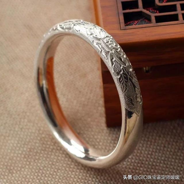 什么银手镯最好，现在流行什么款式的银手镯好看