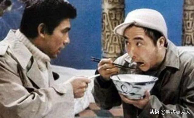 朱时茂春晚最新消息，与旗袍美女饮酒红光满面