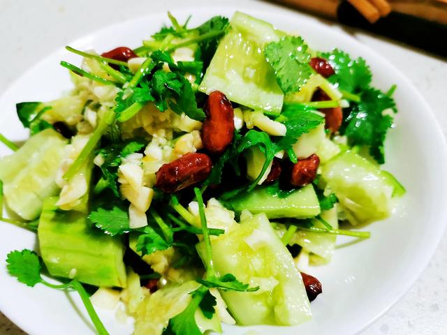 黄瓜拌煮花生米怎么拌好吃窍门，5分钟搞定咸香爽脆的拍黄瓜拌花生米