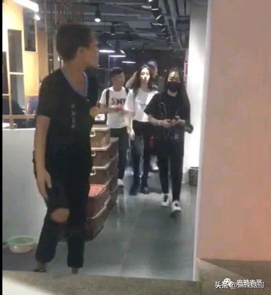 华晨宇和邓紫棋，邓紫棋对华晨宇的爱恨（华晨宇“扔下孩子不结婚”是有原因的）