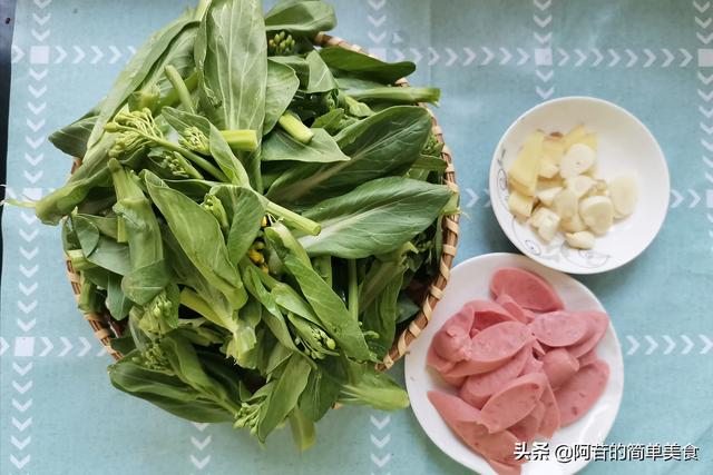 油菜苔炒着吃很下饭，油菜苔快炒火腿片