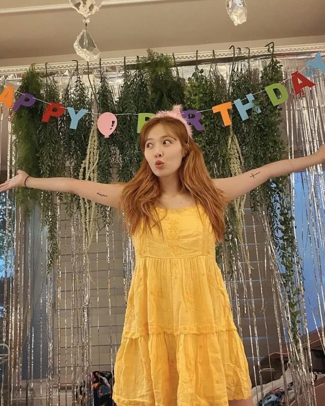 泫雅曬和男友合影照，慶祝28歲生日，穿亮黃色吊帶裙嬌嫩像少女 娛樂八卦吃瓜 第4张