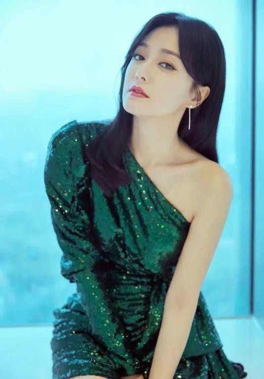 41歲秦嵐曬生日照，身穿白色針織衫優雅少女，單身活成了公主模樣 娛樂八卦吃瓜 第7张
