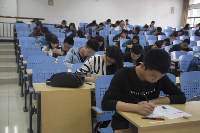 形容说话说的很少的成语，言语中的成语实词如何积累