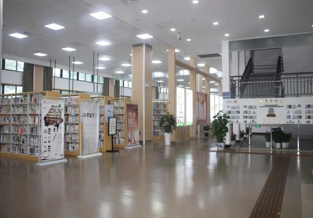 青山湖24小时图书馆，江西首个户外“24小时自助城市书房”在南昌建成