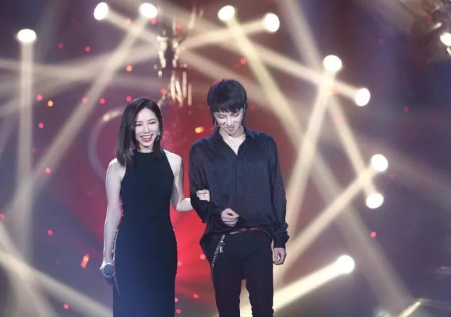 华晨宇女朋友是谁，华晨宇最早的女朋友（男方工作女方甜蜜跟随）