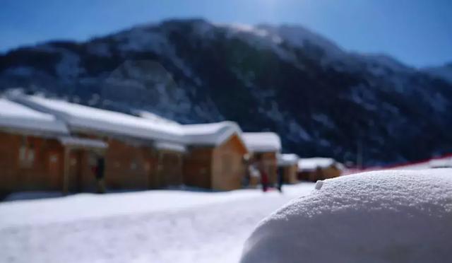 成都冬天适合滑雪的地方，气温陡降至1成都市区有雪但铺不起来