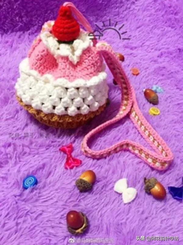 钩针小蛋糕束口包挂饰教程，关键还实用的束口袋送人真的是再合适不过
