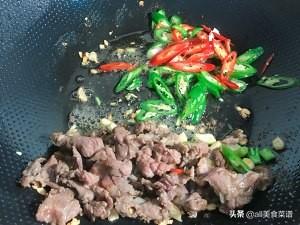 家常腐竹炒肉丝的做法，简单易学—尖椒腐竹炒肉丝