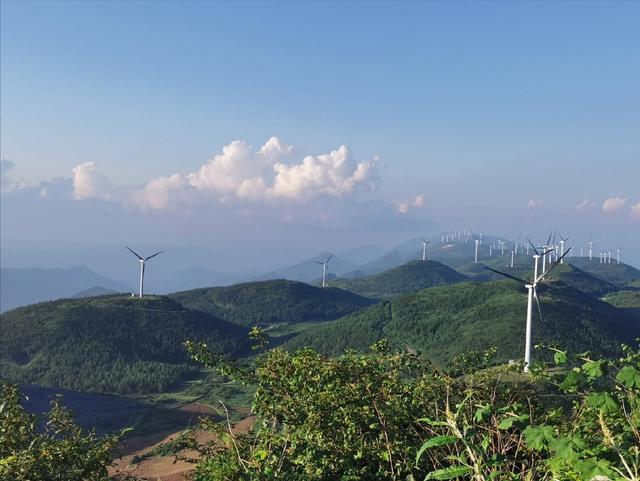 电气化铁路风景，绿巨人高原飞驰丨100秒看西藏拉林铁路沿途美景