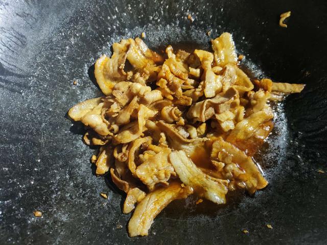 蒜苗炒肉的做法家常菜，家庭蒜苗炒肉的做法（吃一次就让你忘不了的蒜苗炒肉）
