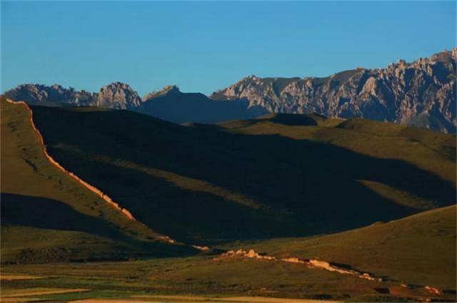 乌鞘岭长城走向，气势磅礴乌鞘岭