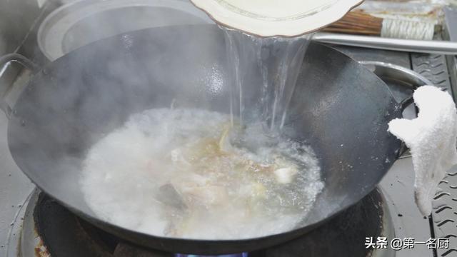 鲤鱼怎么做好吃又简单，鲤鱼怎样做才好吃又简单（鲤鱼好吃有诀窍）