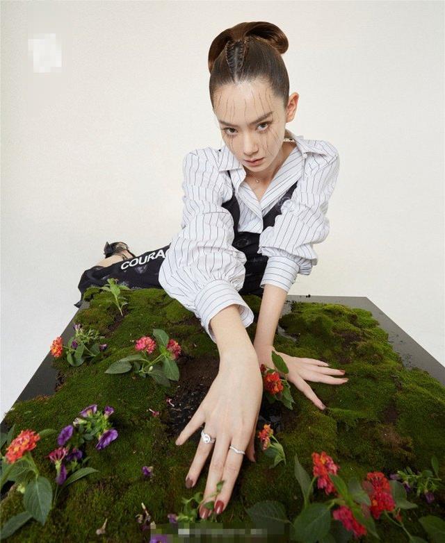 戚薇時尚造型讓人大跌眼鏡！畫「蜘蛛眼」妝容，妖氣浮誇太另類 娛樂八卦吃瓜 第3张