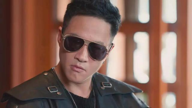 宋威龙林允街头拥吻真的吗，宋威龙和林允谈两场恋爱