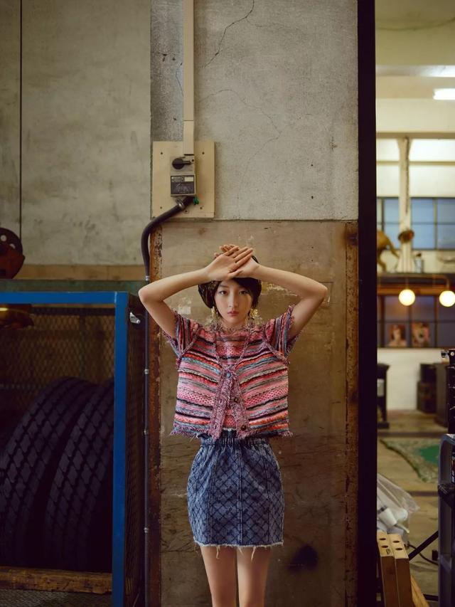 周冬雨减龄前后对比，30岁周冬雨同框35岁赵丽颖输太多