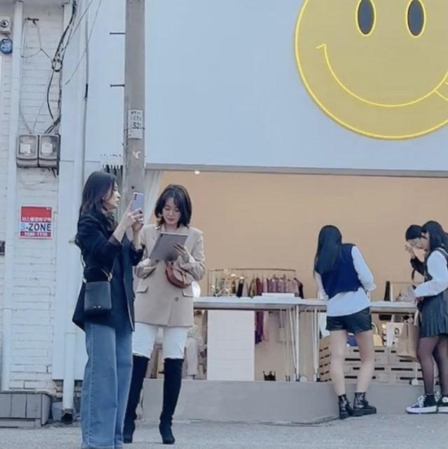 40歲宋慧喬重新活成少女，打扮休閒出街遛狗，仿佛是鄰家女孩 娛樂八卦吃瓜 第6张