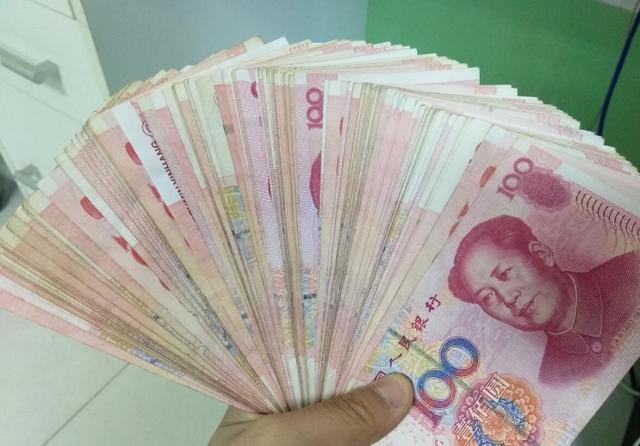 年终奖一般是月薪几倍，公务员年终奖是三倍工资吗（2022年企业人均年终奖2.19万）