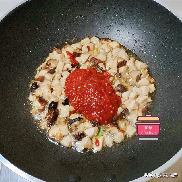 香菇鸡肉面的做法，1把面条1块鸡肉3颗香菇