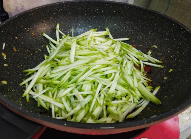 蚝油西葫芦炒鸡蛋怎么做，西葫芦炒鸡蛋鲜美可口