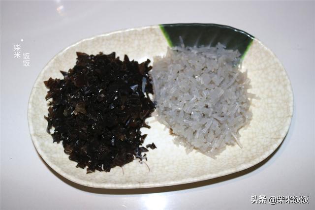 韭菜盒子制作方法，韭菜盒子怎么做出来又软又香（北疆食堂丨兵哥哥教你做韭菜盒子）