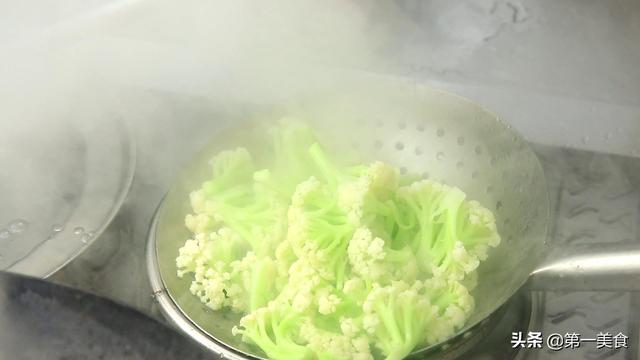 花菜怎么做好吃又简单，花菜怎么做好吃又简单的方法（万万别直接下锅炒）