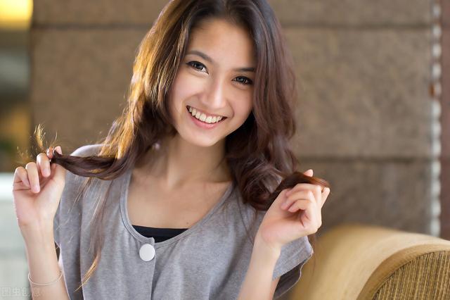女人出轨闺蜜老公的惨痛代价，我被老公撵出了围城