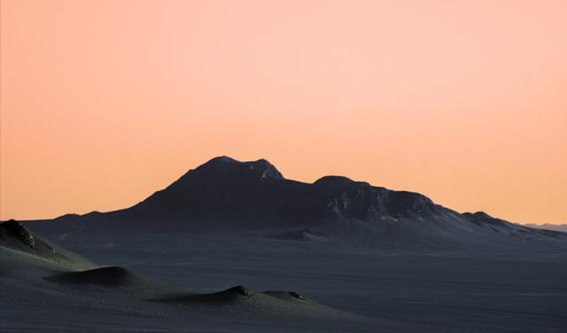 在海西与敦煌交界处，敦煌黑戈壁地区