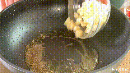 辣椒炒鸡腿肉怎么炒好吃又嫩，教你在家做快手小炒