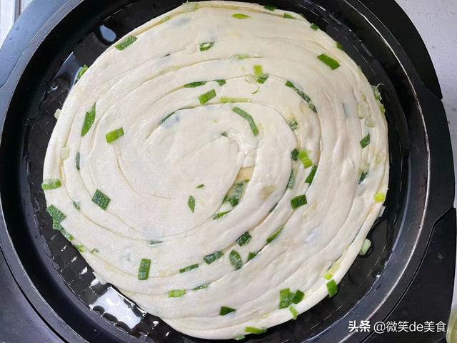 千层葱油饼怎么做又软又好吃窍门，用这个方法做千层油饼太香了